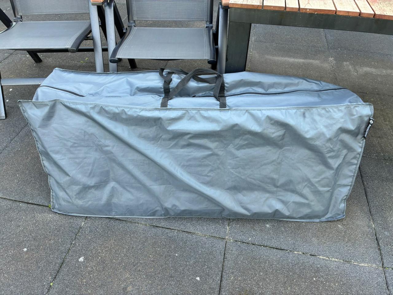 Tuinset, tafel met 4 stoelen met kussens met opberghoes