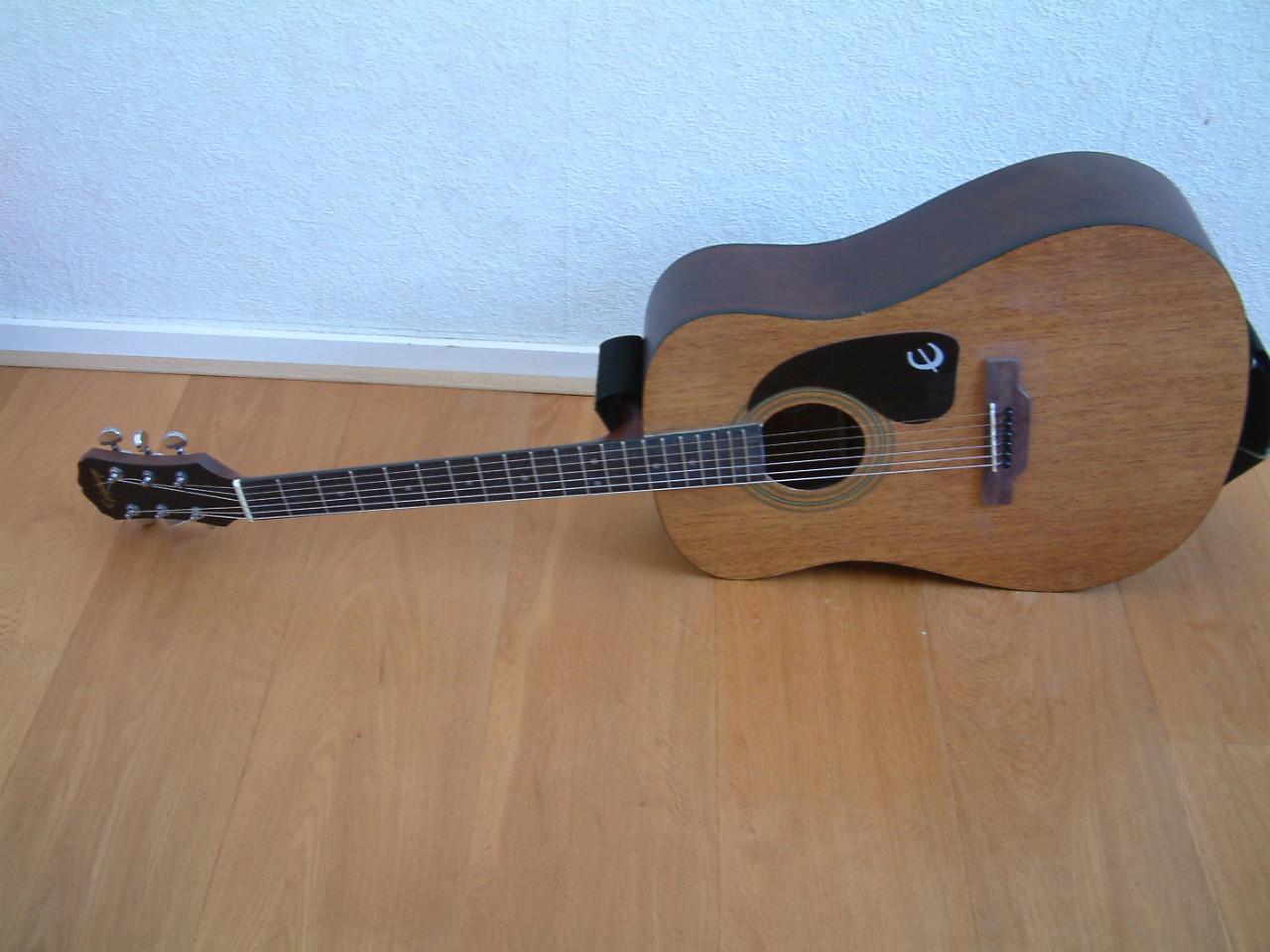 Gitaar western Epiphone  met koffer   195 euro