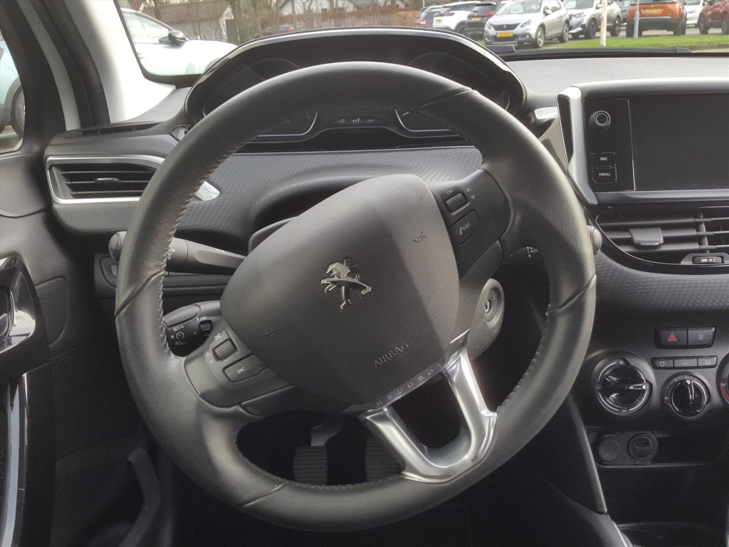Peugeot 208 1.2 puretech 82pk signature navigatie | cruise control | airco 