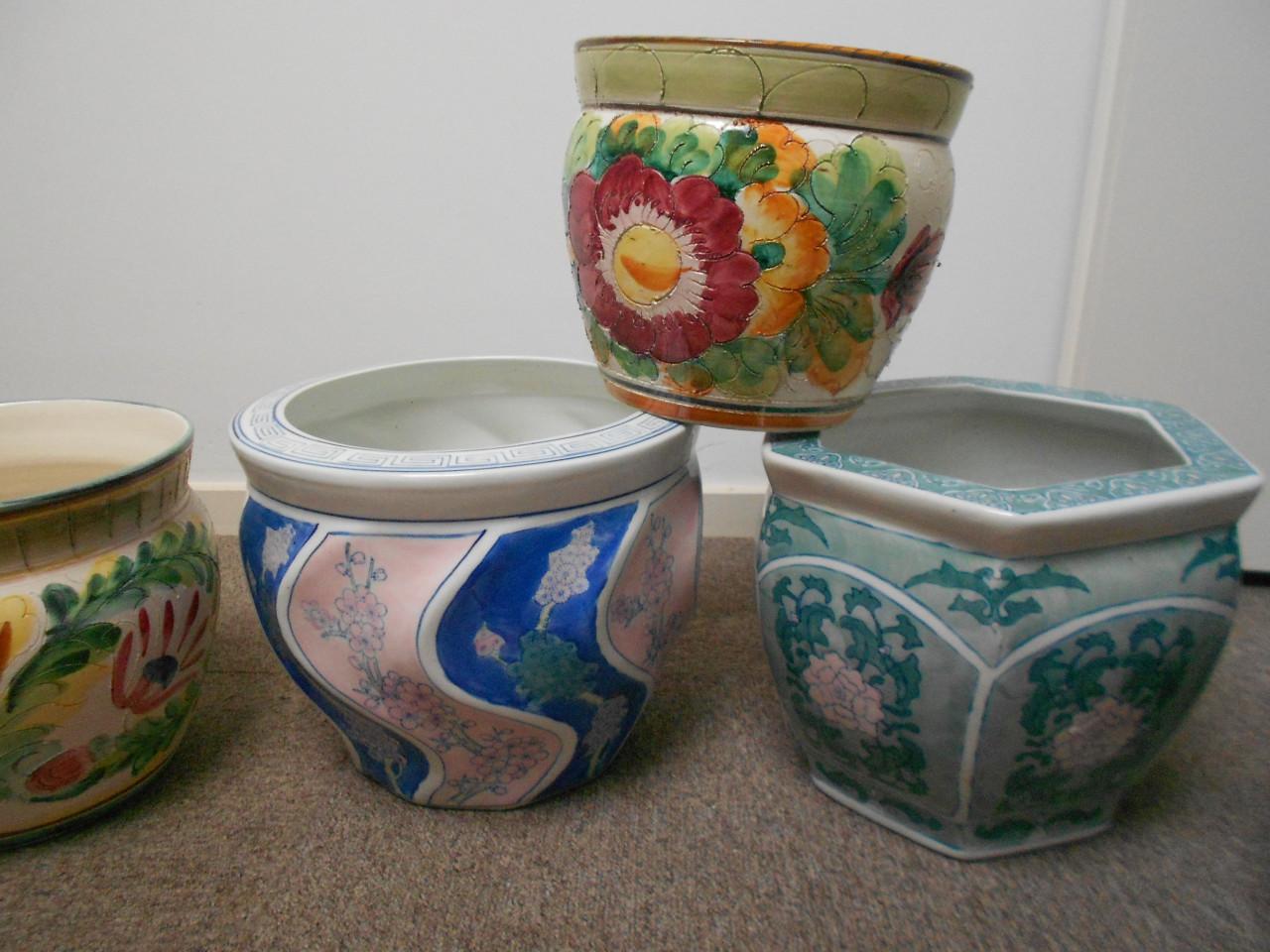 Partij van zeven vintage bloempotten.