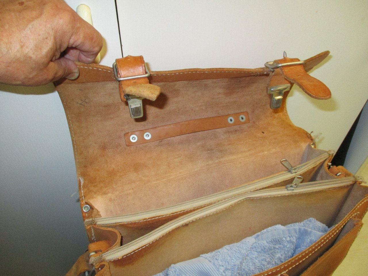 Te koop prachtige lederen schooltas met schouderband