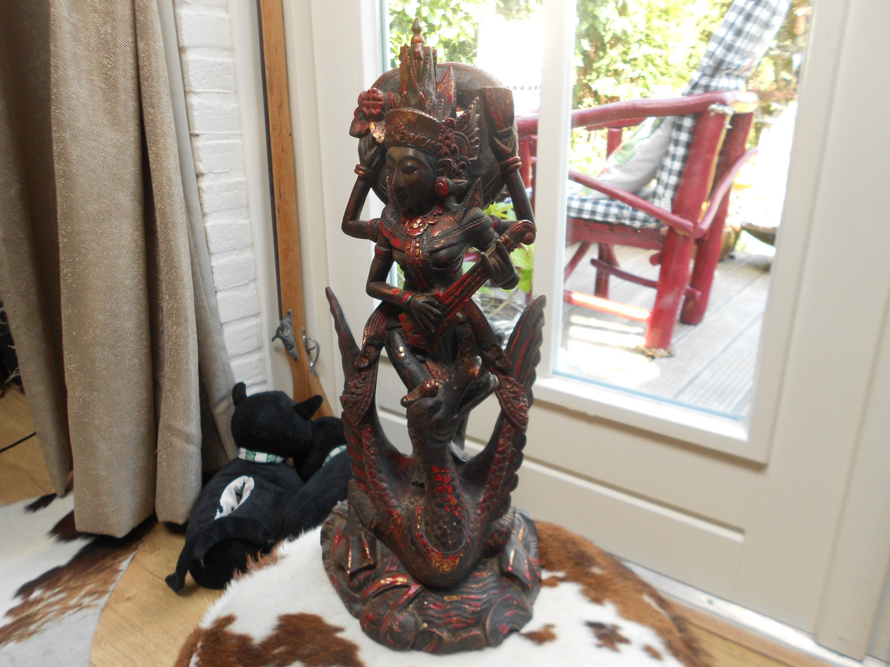 Balinees houtsnijwerk beeld godin Sarawati polychroom hout