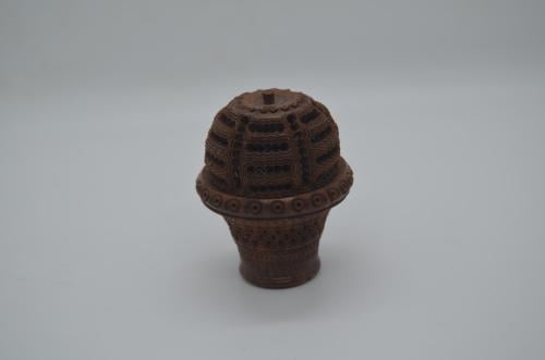 Handgesneden coquilla noten strooiers en pomanders (6)