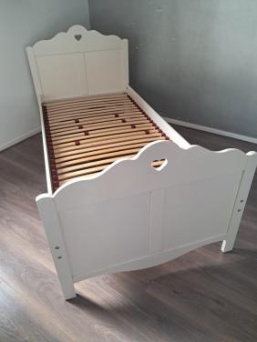 1 persoons meisjes bed inclusief lattenbodem en nachtkastje
