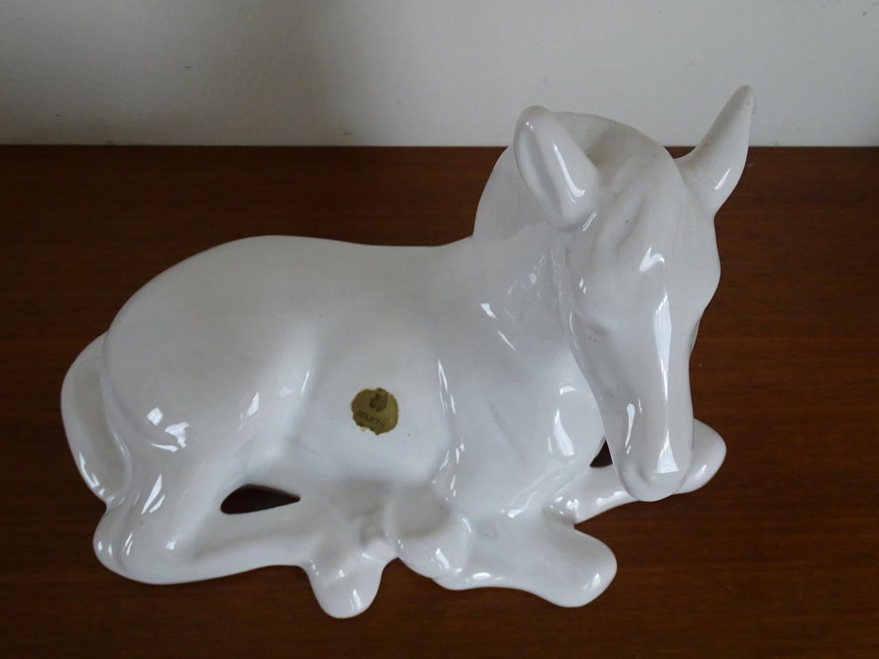 Vintage Delfts Wit plateel Beeld Liggend Paard keramiek