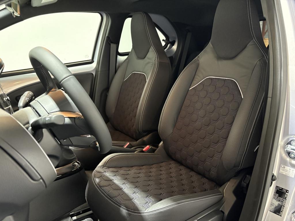 Toyota Aygo x 1.0 vvt-i mt jbl| pdc| stoel.verw| camera| keyless| climate