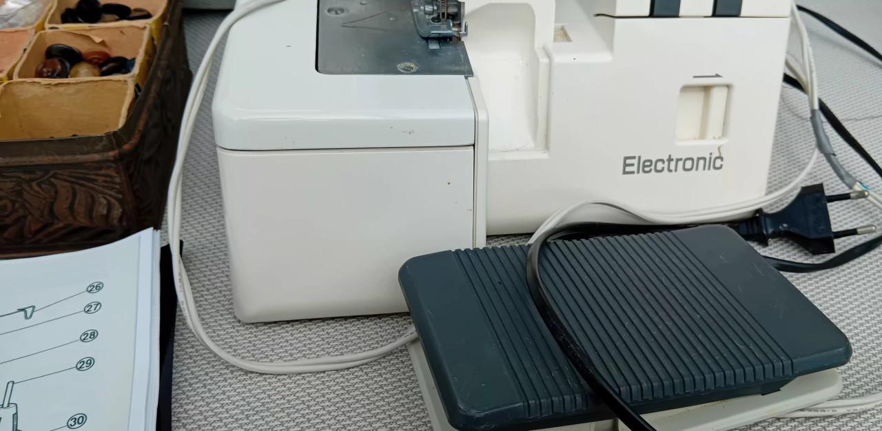 Naaimachine Brother lock 11 met knopendoos