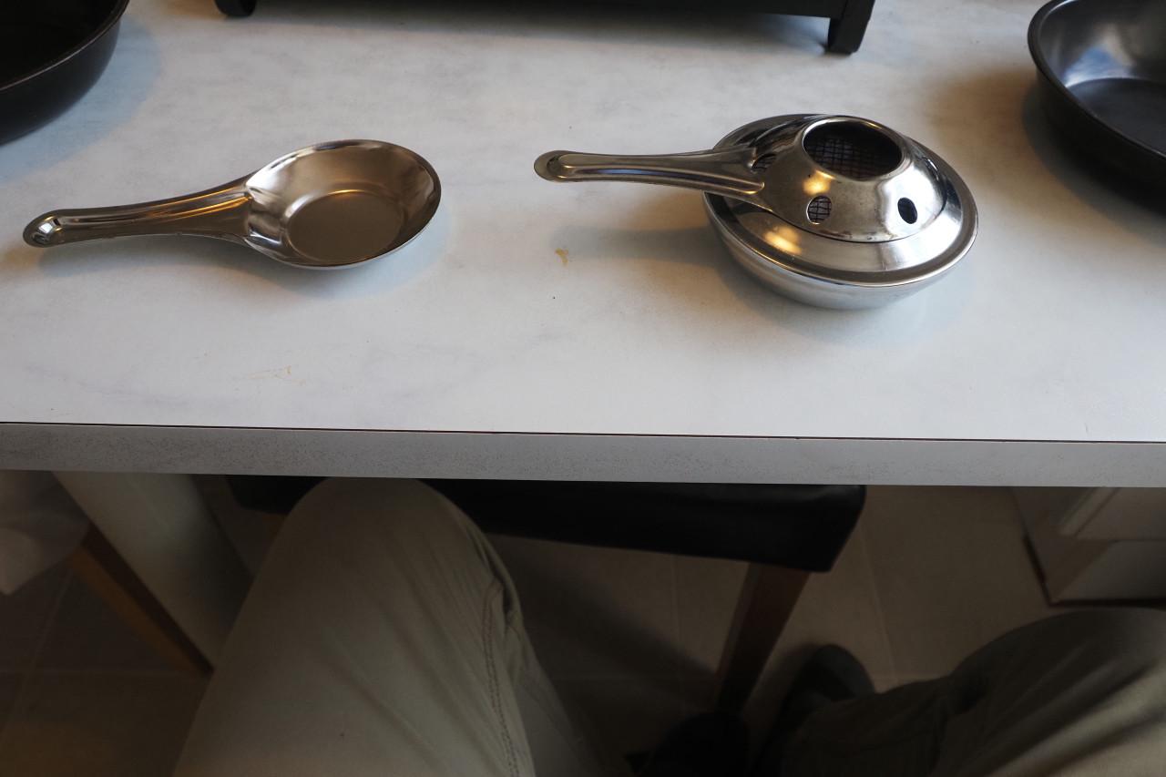 Gourmetstel, 1 x gebruikt. Met 4 zwarte pannetjes.