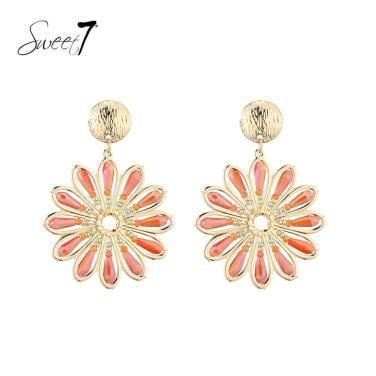 Oorbellen met gouden bloemblaadjes en rode glaskralen