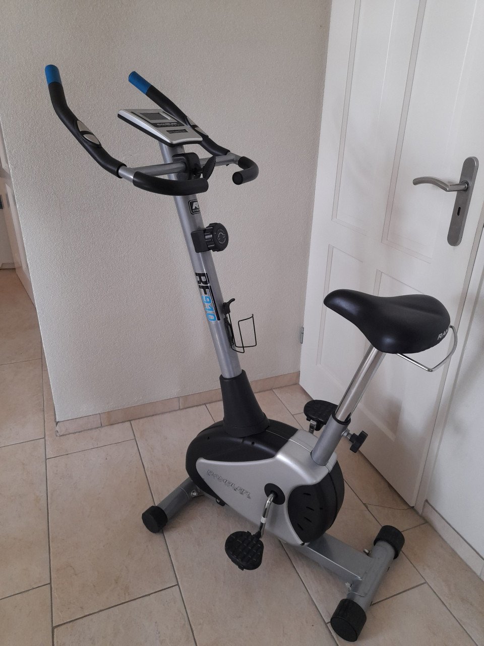 Hometrainer (werkt naar behoren ) in goede staat !