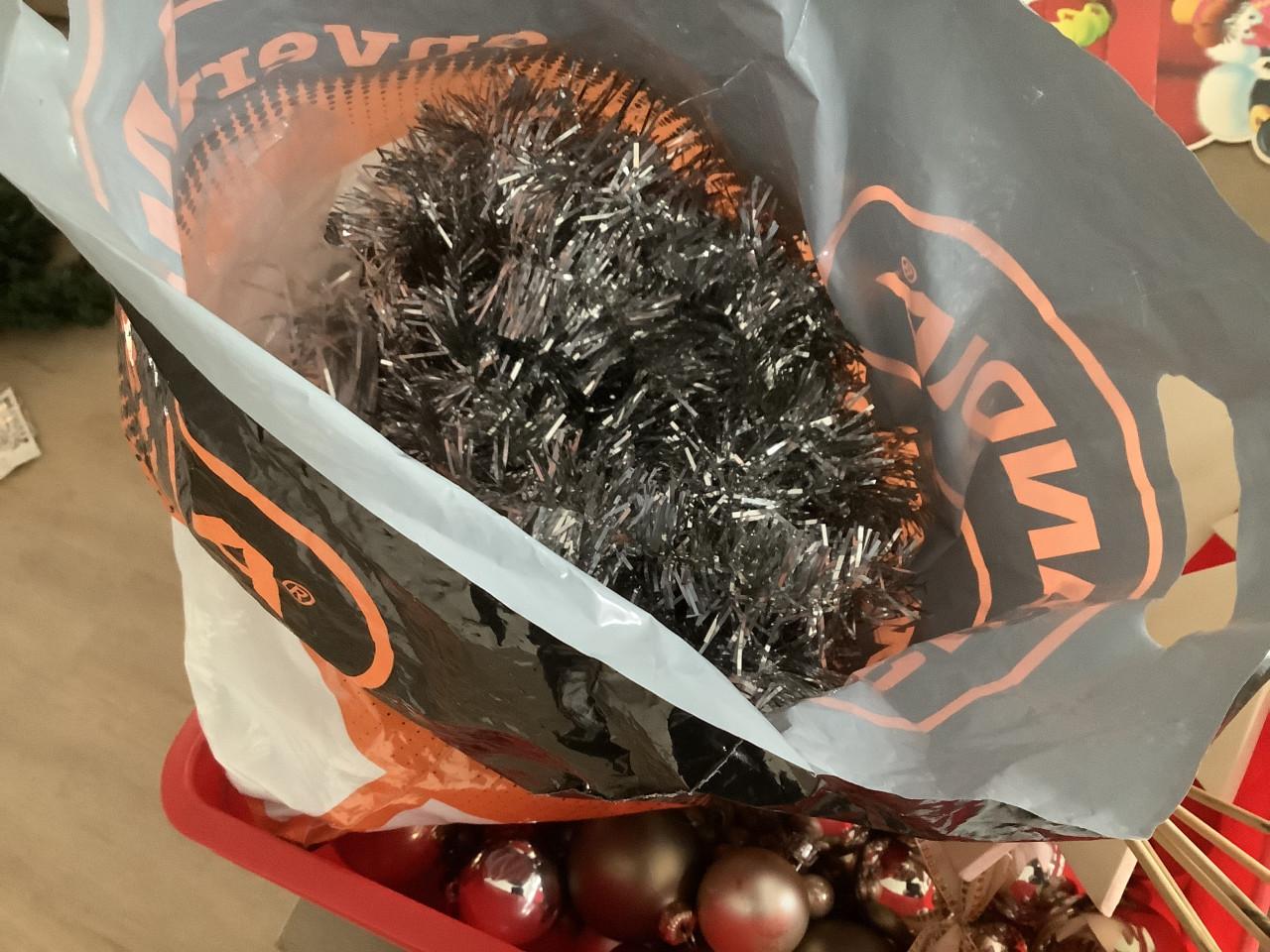 Volle doos met Kerstspullen, ballen, buitenverlichting. Alleen op te halen.