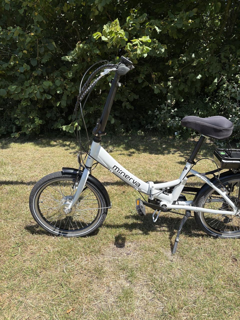 Nette witte Minerva elektrische vouwfiets 7 versnellingen
