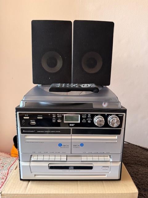 Radio cd cassette draaitafel  + boxen  en afstandsbediening