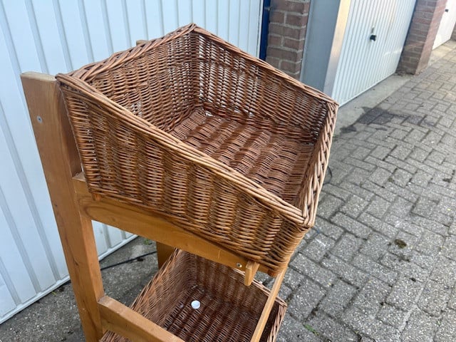 Houten Rek met rietenmanden