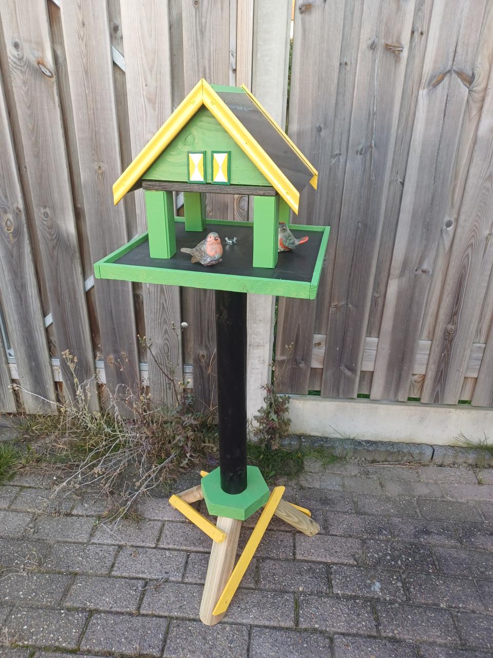 Vogel-voeder-Huisjes , Theepot-huisjes , Nestkastjes , Vogel- Chalets