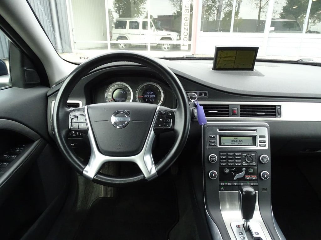 Volvo V70 2.0t momentum automaat | leder | bluetooth | stoelverwarming | na