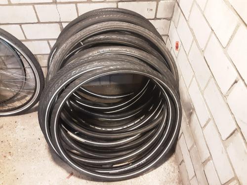 Gratis +/-  25 buitenbanden  , 28 en 26 inch