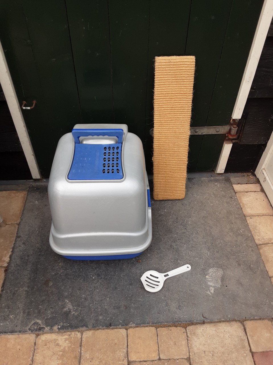 Kattenbak met schepje en krabplankje