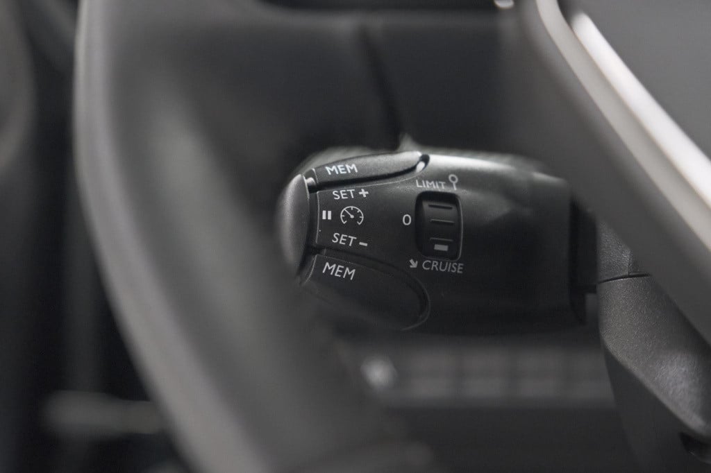 Peugeot 208 puretech 100 allure pack | camera | apple carplay | stoelverwar
