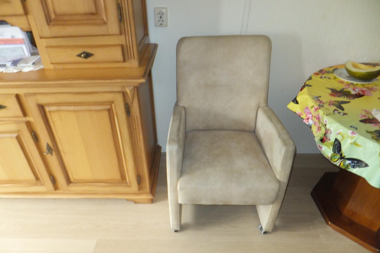 2 beige woonkamer stoeltjes met wieltjes