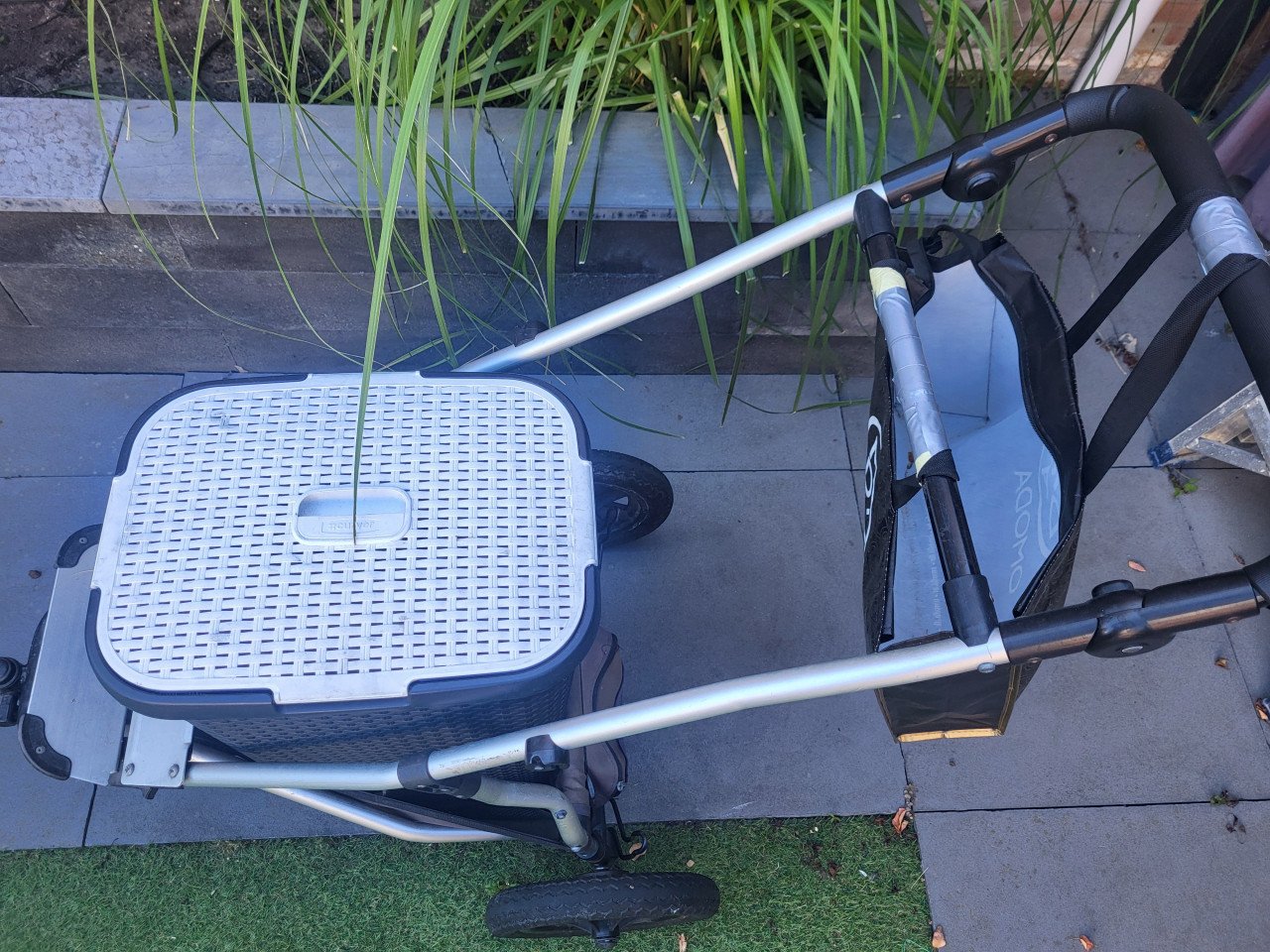 Kinderwagen met wasmand voor bezorgen kranten/folders te koop