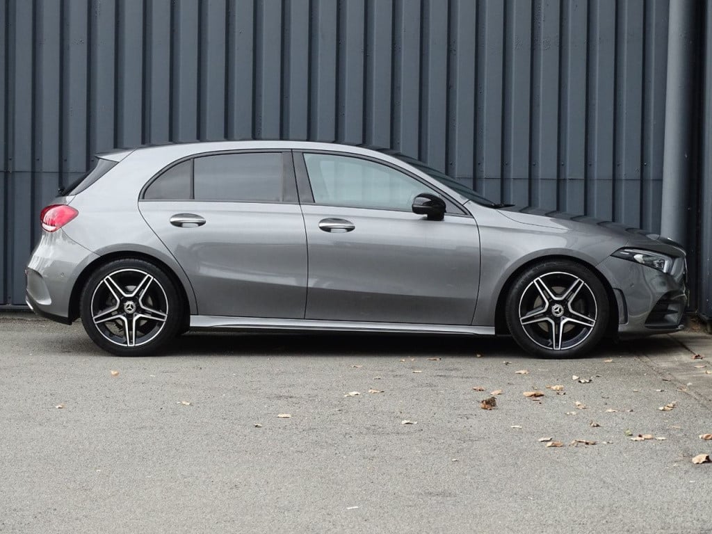 Mercedes-Benz A-Klasse 180 business solution amg | pano | led | el trekhaak