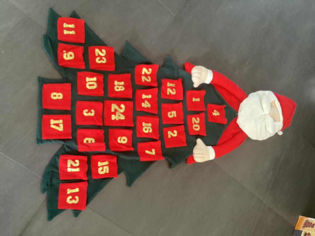 Stoffen Adventskalender in de vorm van een kerstman