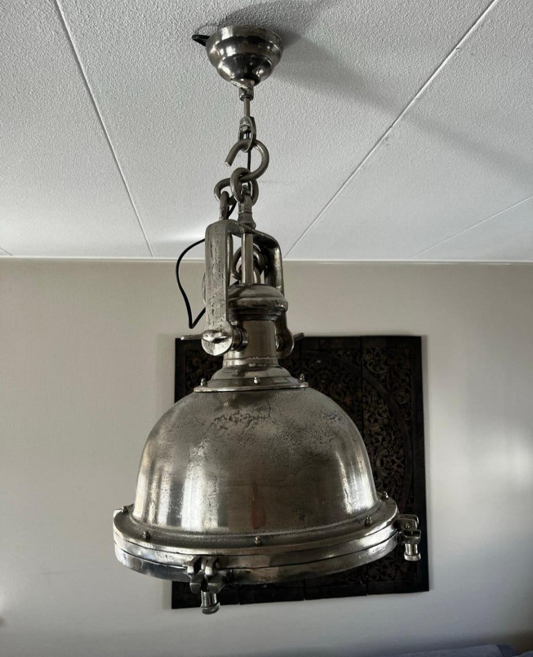 2 industriële PTMD hanglampen