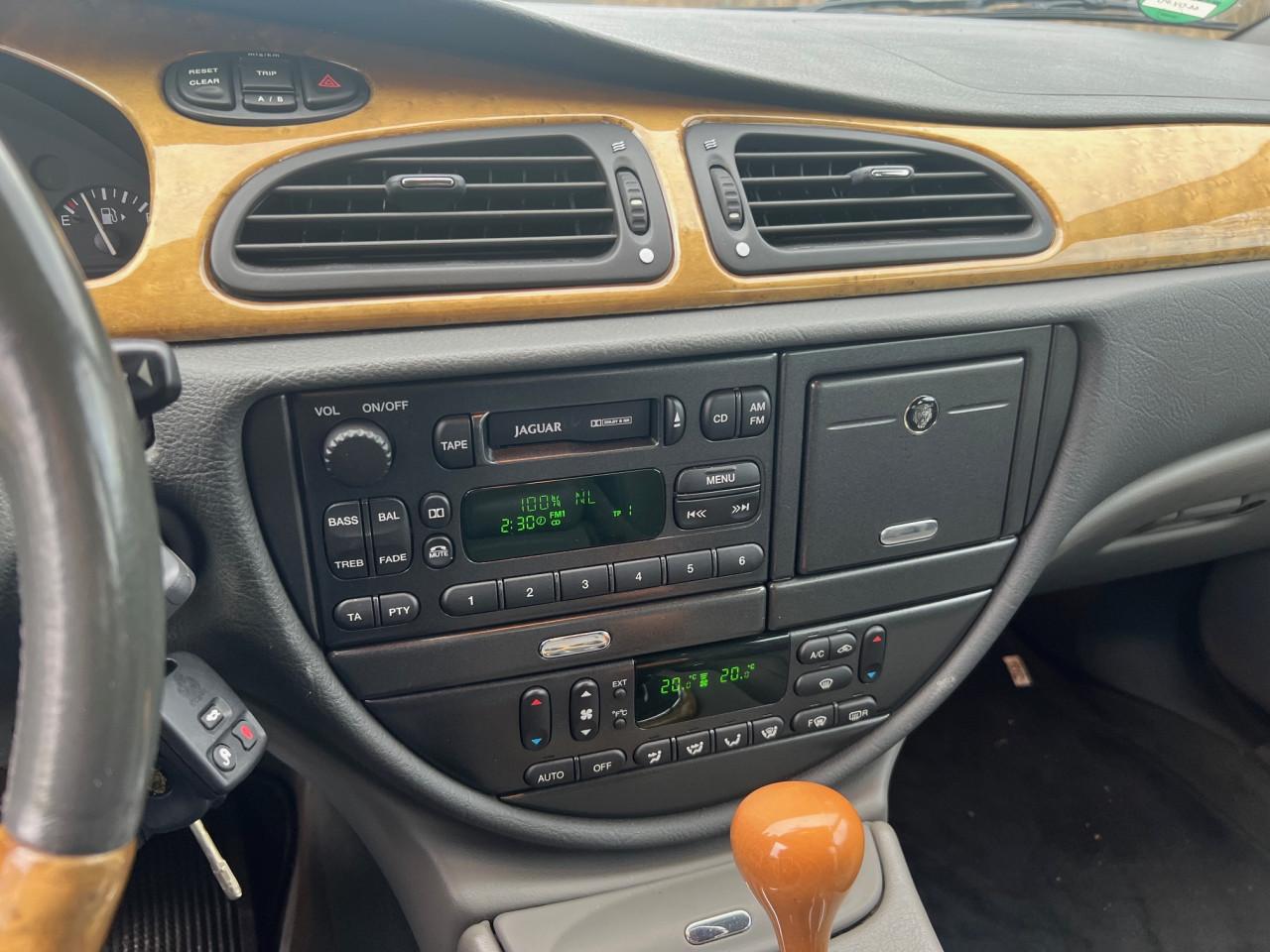 Jaguar S Type uit 2000 met slechts 131.000 km aantoonbaar!!