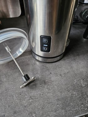 Grote stevige Melkopschuimer van RVS in zeer nette staat....