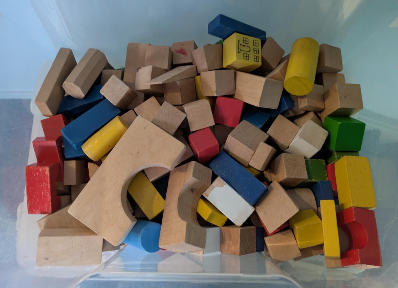 Houten blokken in plastic bak