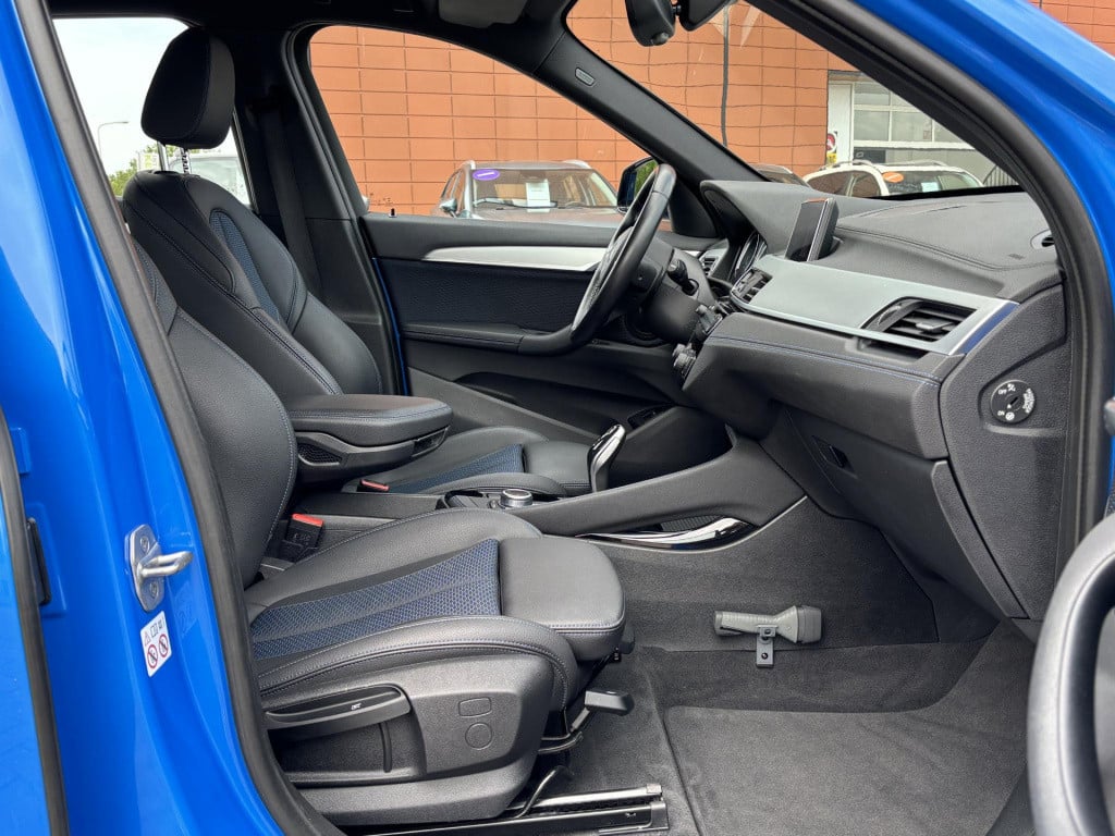 BMW X1 sdrive18i high executive m sport | trekhaak afneembaar | sportstoele