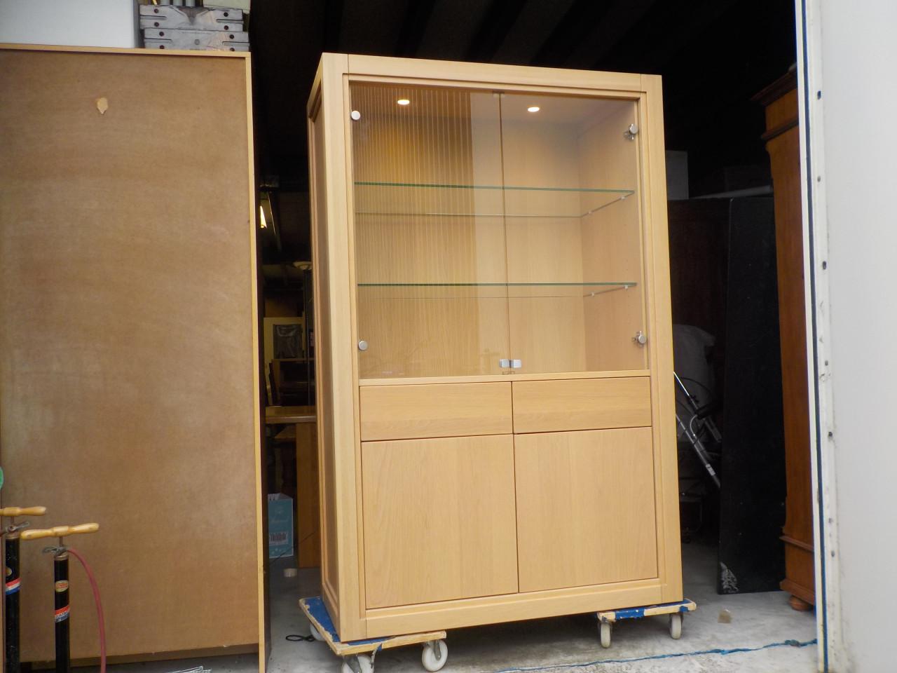 Blank eiken vitrine kast in nieuw staat