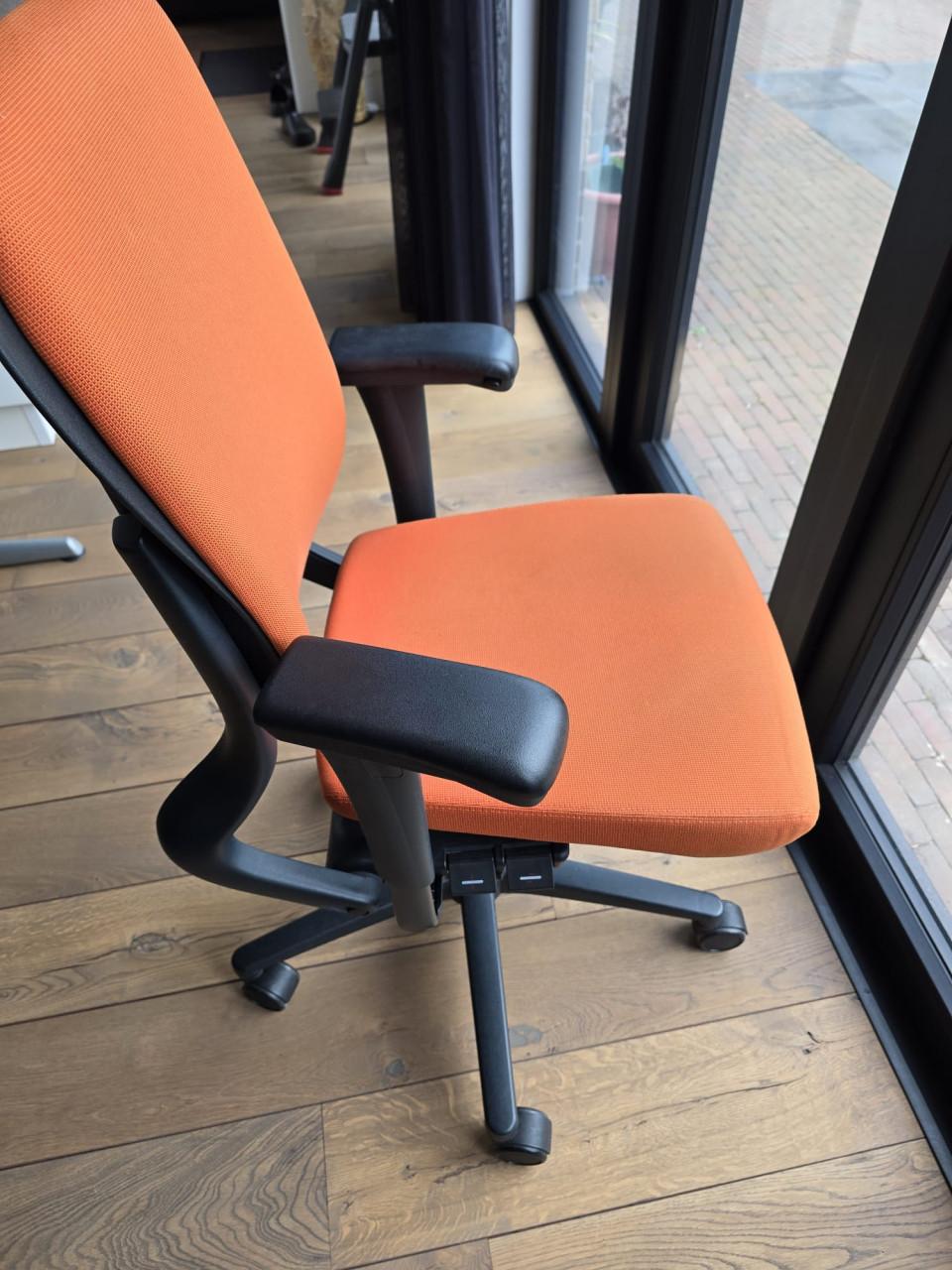 Ahrend bureau, Ahrend bureaustoel en dubbele monitor steun izgs