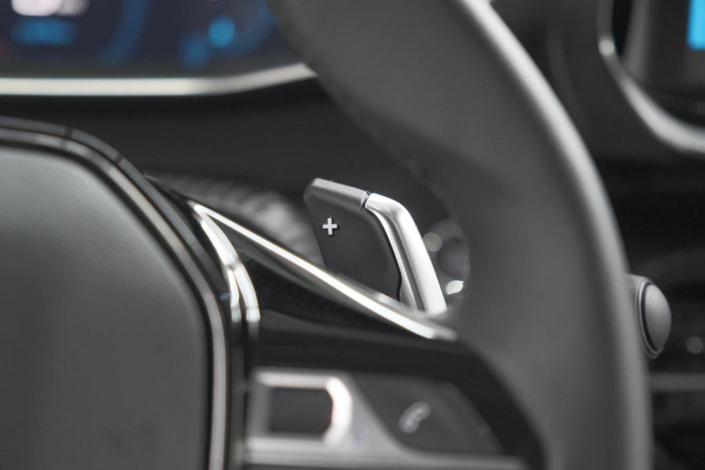 Peugeot 208 puretech 100 eat8 allure pack | camera | navigatie | apple carp