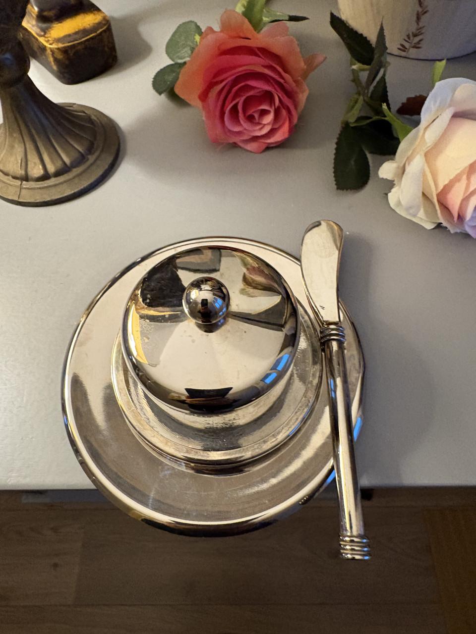 Boterschaaltje met deksel + uitsmeermes