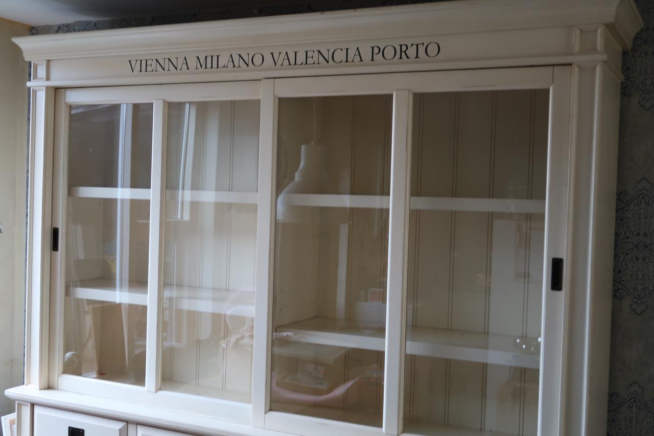 Grote witte/crème buffet/vitrine kast voor €75,00.