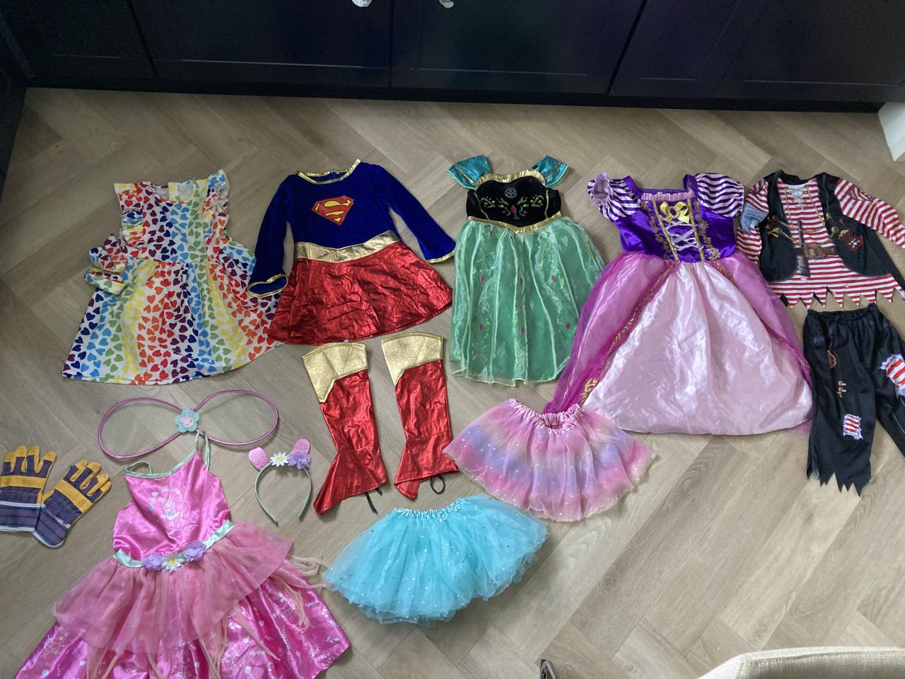 Partij verkleed kleren jurkjes en pakjes