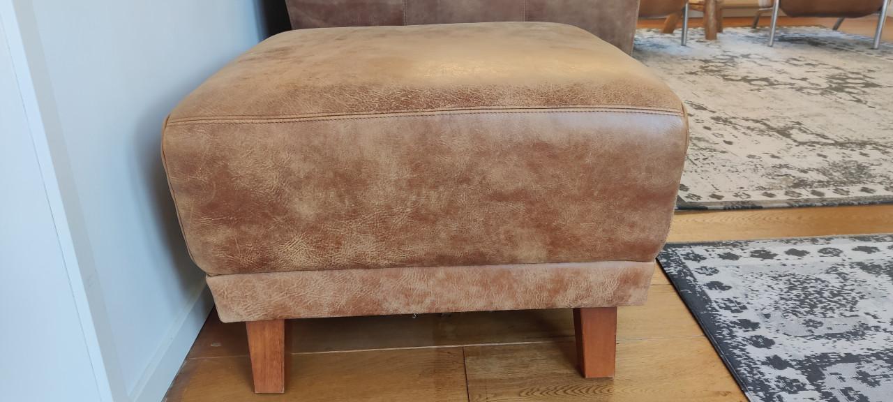 Bank met relax fauteuils en hocker