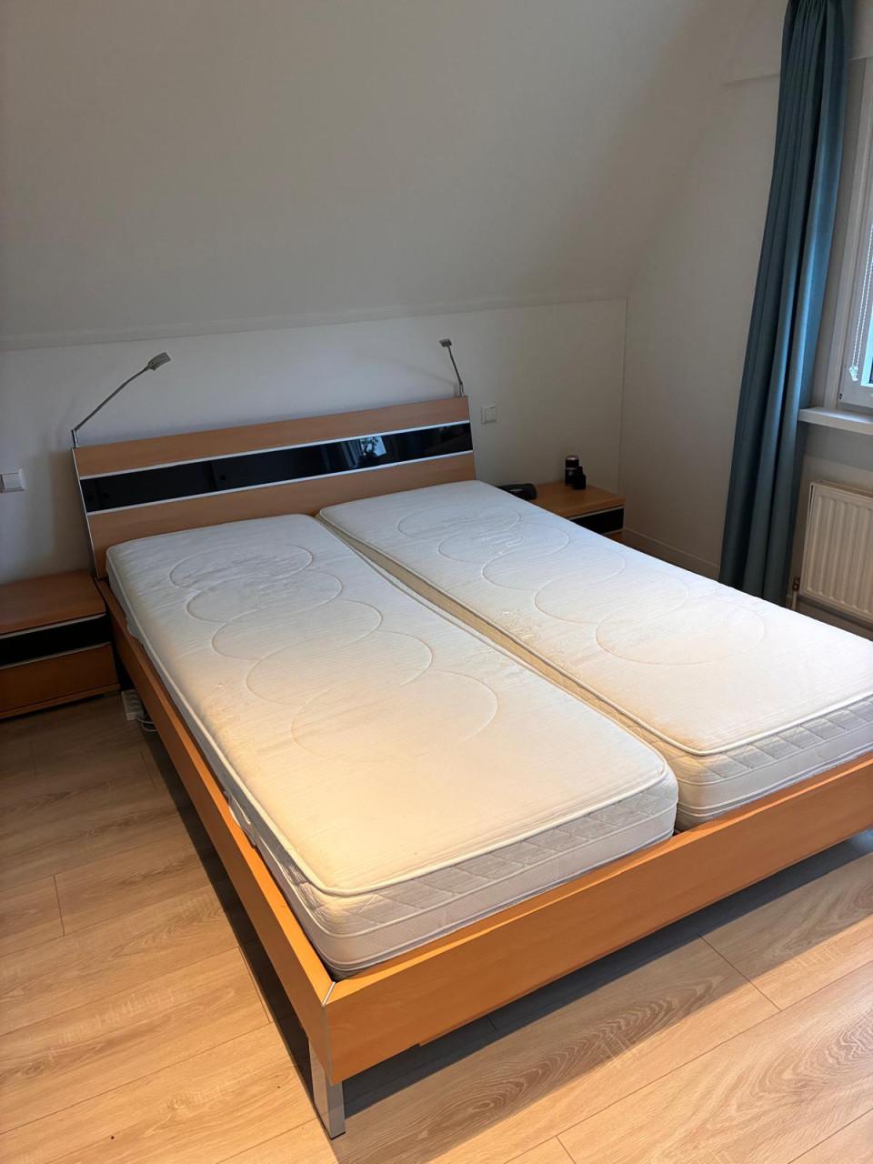 Bed 160x220 met 2 lattenbodems