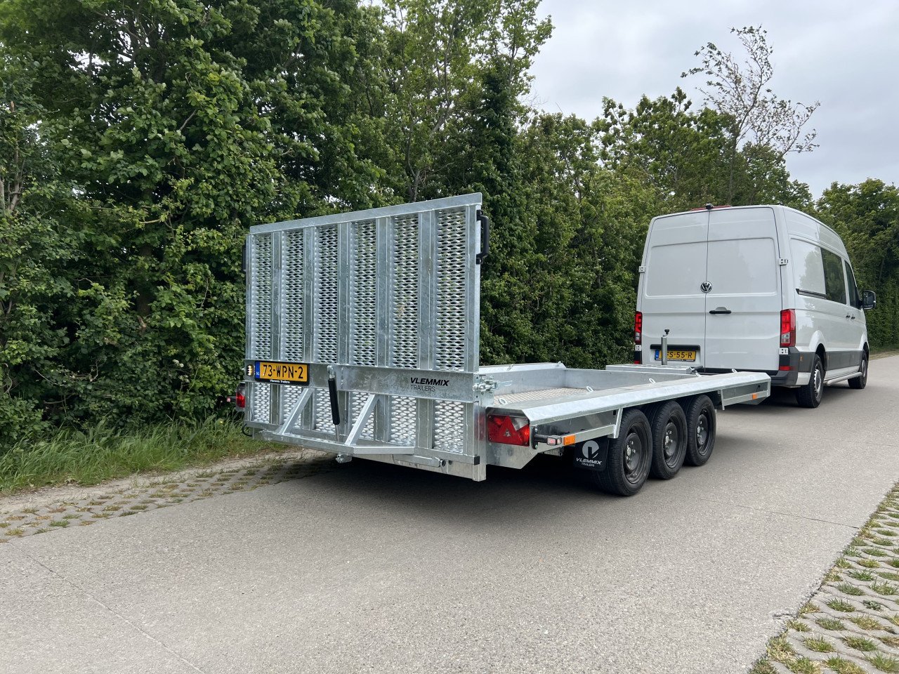 Nieuwe plateau wagens en andere aanhangers