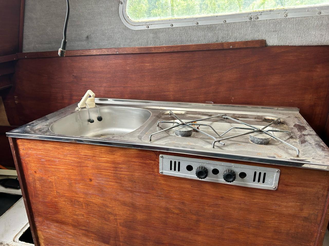 Fornuis met wasbak in houten kast
