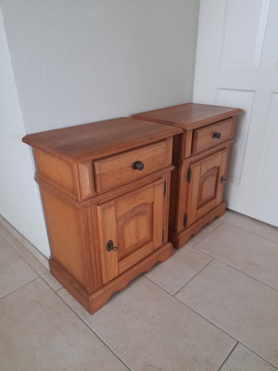 2  Stevige massief houten nachtkastjes 34 x 53 x 66H (in goede nette staat)
