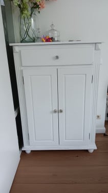 Wit houten kastje.