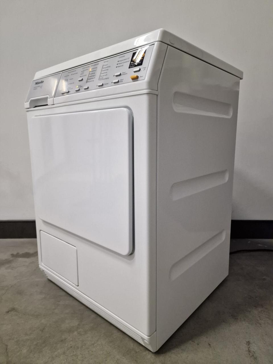 Miele wasmachine 7 kg. 1600 toren en Miele condensdroger 6 kg.