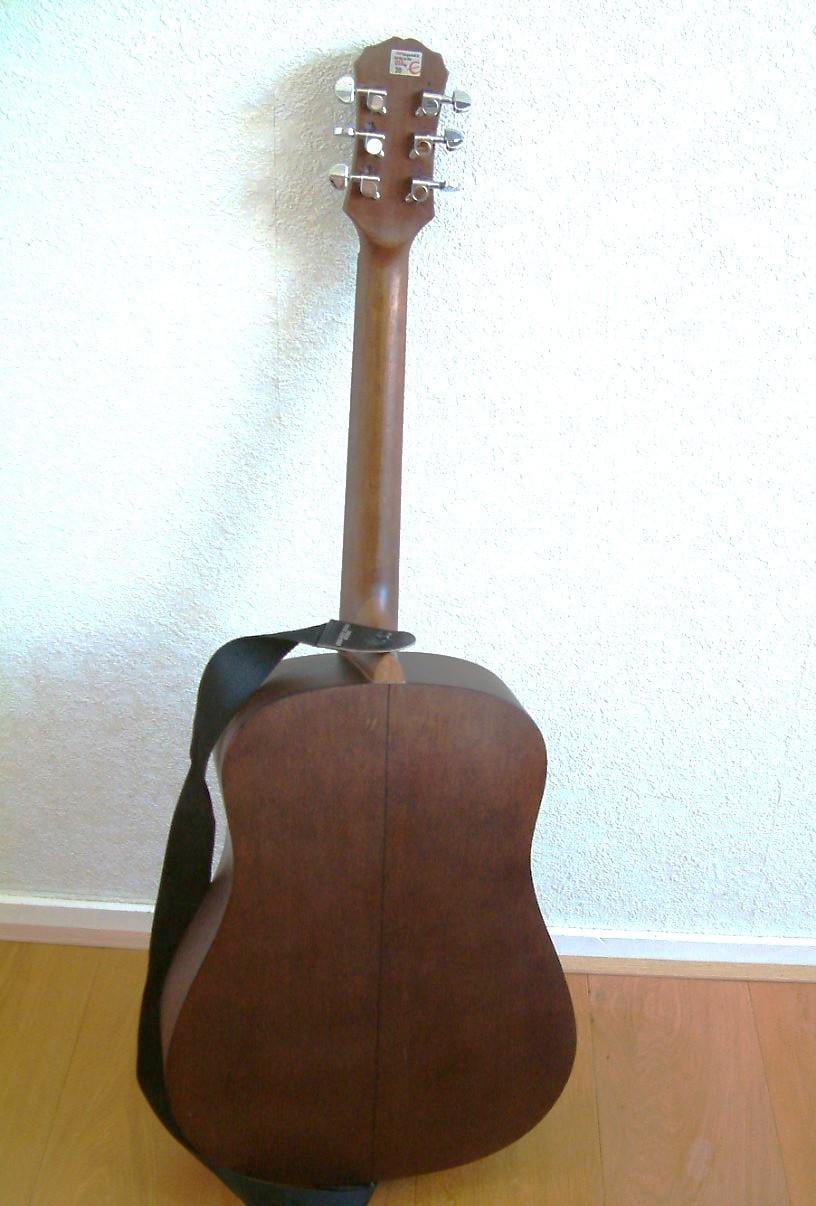 Epiphone  western  Kan  met een Epiphone gitaar koffer  gitaar goede klank