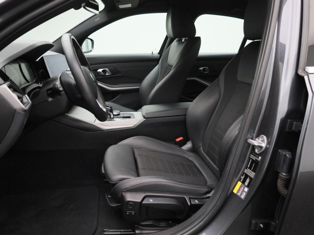 BMW 3-serie 330e | automaat | navigatie | half-leer | adaptive cruise contr