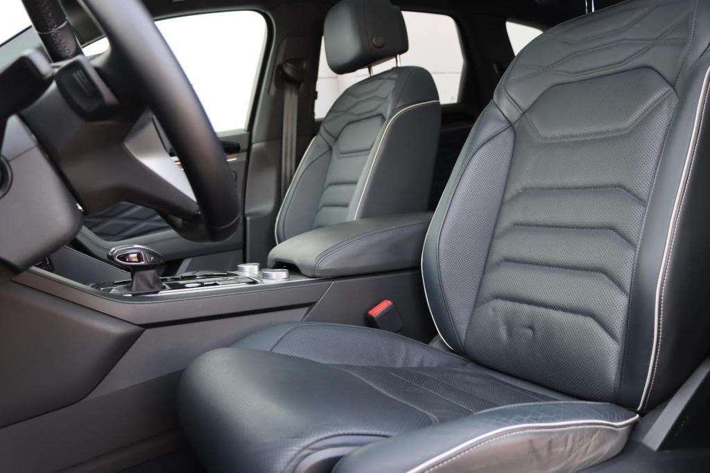 Volkswagen Touareg 3.0 tsi ehybrid 4motion elegance black style 367pk | soh