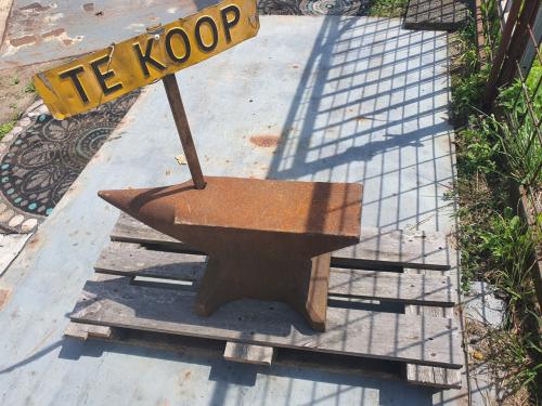 Te koop aambeeld groot