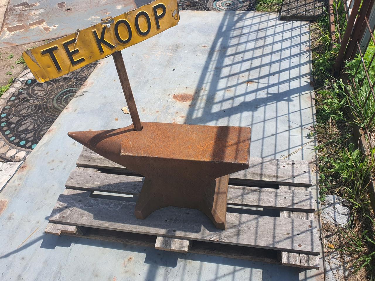 Te koop aambeeld groot